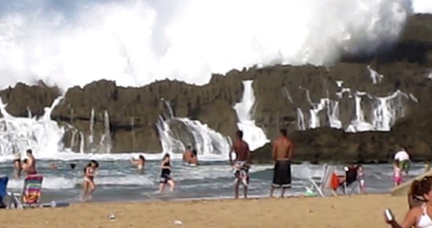 Lidi na portorické pláži vyděsila gigantická vlna!