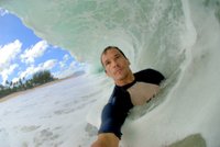 Surfař zachytil unikátní okamžik: Jak mě obejmula vlna