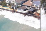 Nemilosrdné vlny bičují domy na pláži!
