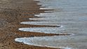 Voda na plážích vytváří obrazce, které vědci nedokážou vysvětlit.