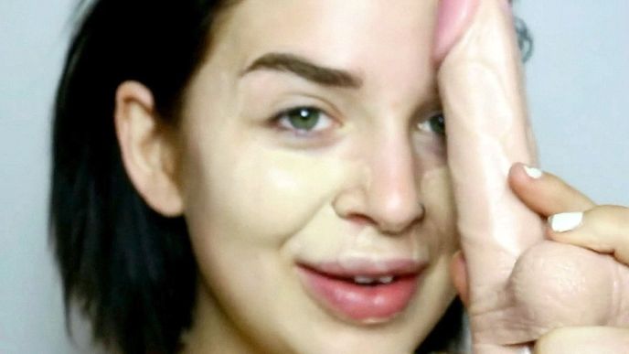 Jak nanést make-up umělým penisem? To vám poradí mladá vlogerka. Jak nanést make-up umělým penisem? To vám poradí mladá vlogerka.