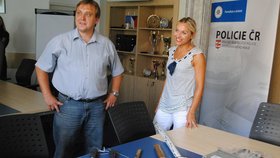 Kriminalisté Josef Válka a Alena Knotková představují pracovní náčiní a část lupu čtyřčlenné skupiny zlodějů