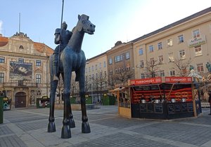 Alotria dvou opilých cizinců skončila na Moravském náměstí v Brně. Za dvojí vloupání jim hrozí několikaletý trest.