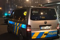 Zloděj se v pražské Krči vloupal do policejního vozu: Ukrást měl i služební zbraň!