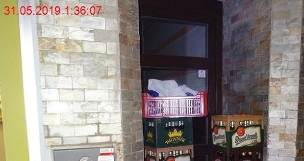 Dva mladíci se pokusili v noci v Brně ukrást přepravky s pivem. Teď mají na krku vloupání a krádež.