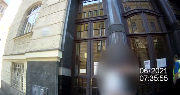 Pozorný chodec přivolal strážníky k rozbitým vchodovým dveřím budovy na Mozartově ulici.