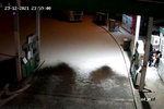Trojice zlodějů ukradla v noci na Štědrý den v Brně sejf z čerpací stanice. Policie nyní zveřejnila videozáznam z vloupání.