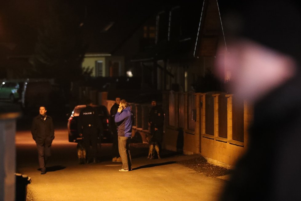 Policie vyrazila do Želivce v katastru obce Sulice. Údajně tam došlo k několika vloupáním.
