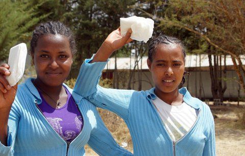 Dívky v Africe nechodí při menstruaci do školy. Změnit to mají vložky ze stébel