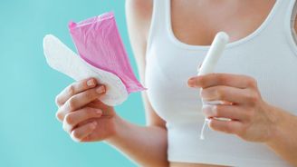 Každý má právo menstruovat, rozhodl soud. Firmy musí prodávat tampony pro muže i další pohlaví