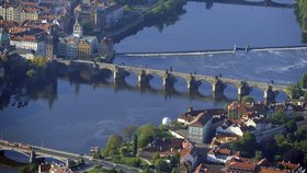 Karlův most: Dokončen v roce 1402. Do roku 1839 byl jediným, který břehy Vltavy v Praze spojoval.
