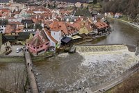 Hrozba záplav: Vltava v Krumlově vystoupala na 3. stupeň, hladina na dolním Labi klesá