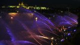 VIDEO: Tisícovka hasičů stříkala nad Vltavu: Obří fontánou oslavili 100 let české státnosti