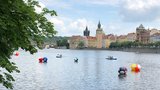 Plovoucí kulečník na Vltavě: Nevšední instalace u Střeleckého ostrova zaujala Pražany