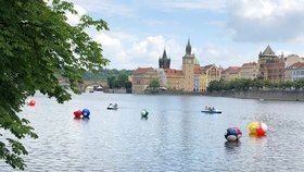 Plovoucí kulečník na Vltavě: Nevšední instalace u Střeleckého ostrova zaujala Pražany