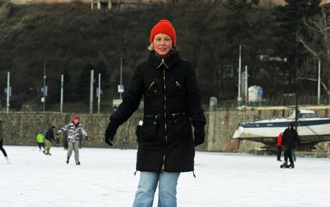 Zamrzlá Vltava i v Praze přilákala bruslaře.