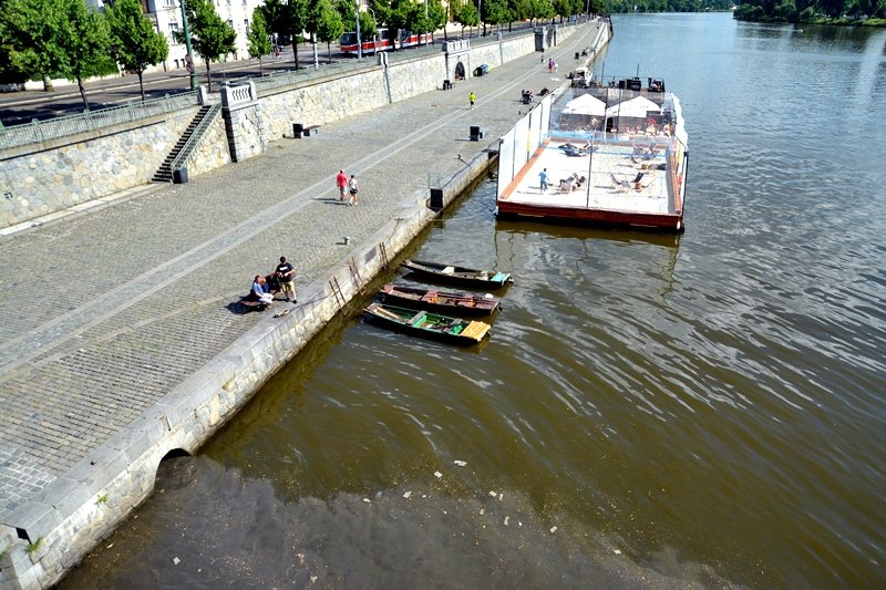 Koupání ve Vltavě je riskantní!