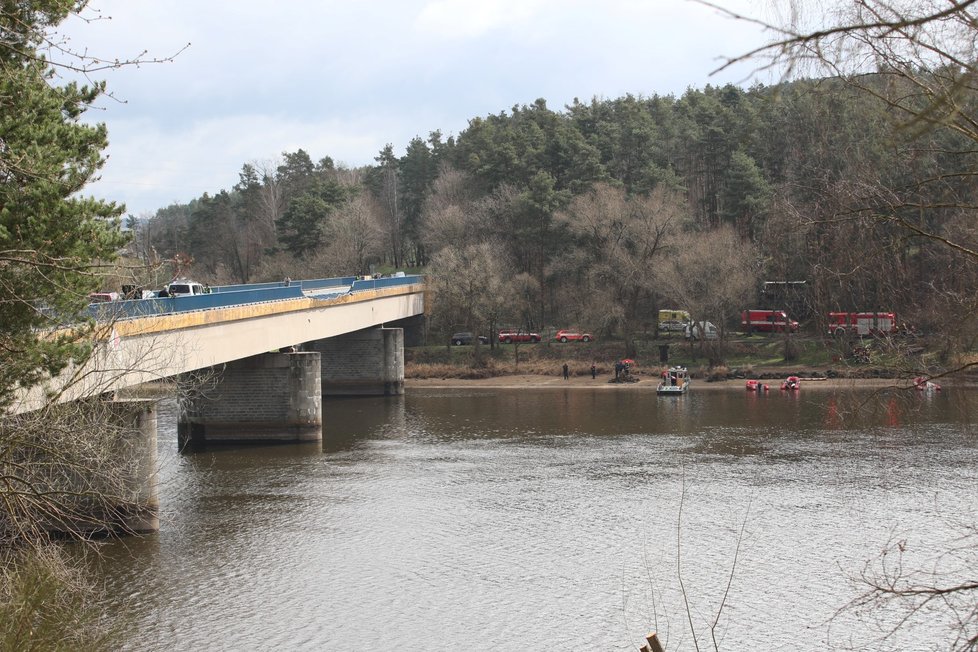 Nákladní auto sjelo na mostě na Příbramsku do Vltavy. Řidič zemřel (27. 3. 2023).