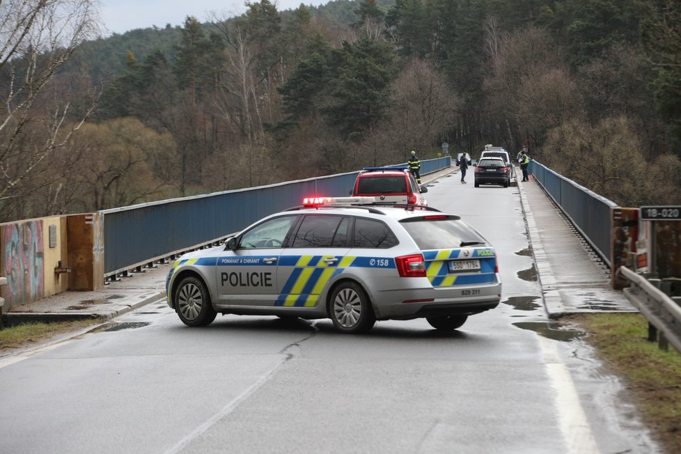 Nákladní auto sjelo na mostě na Příbramsku do Vltavy. Řidič zemřel (27. 3. 2023).