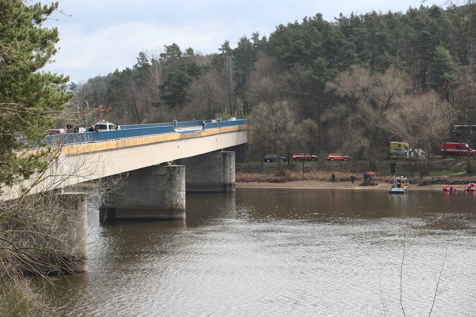 Nákladní auto sjelo na mostě na Příbramsku do Vltavy. Řidič zemřel. (27.03.2023)