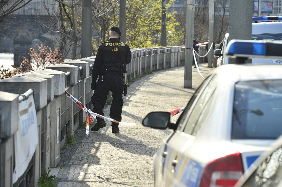 Ve Vltavě nedaleko Pražské tržnice našli tělo muže.