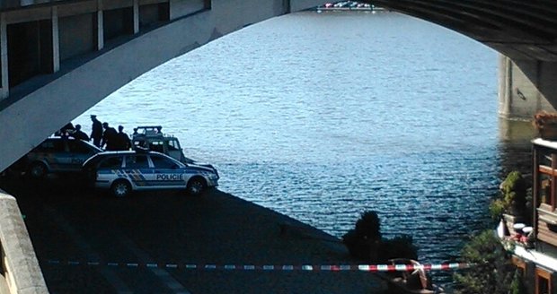 Z Vltavy v Praze pod Jiráskovým mostem vytáhli mrtvolu muže