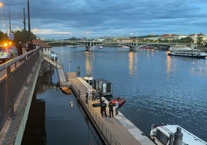 Tělo mrtvého muže plavalo ve Vltavě. Policisté vyšetřují, jak se do vody dostal.
