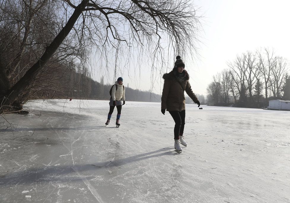 Vltava v Praze se vloni proměnila v kluziště.