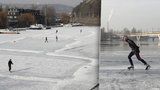 Lidé bruslí na Vltavě. Ale pozor: Led má místy jen pár centimetrů