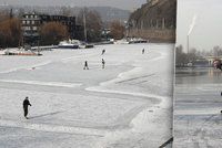 Lidé bruslí na Vltavě. Ale pozor: Led má místy jen pár centimetrů
