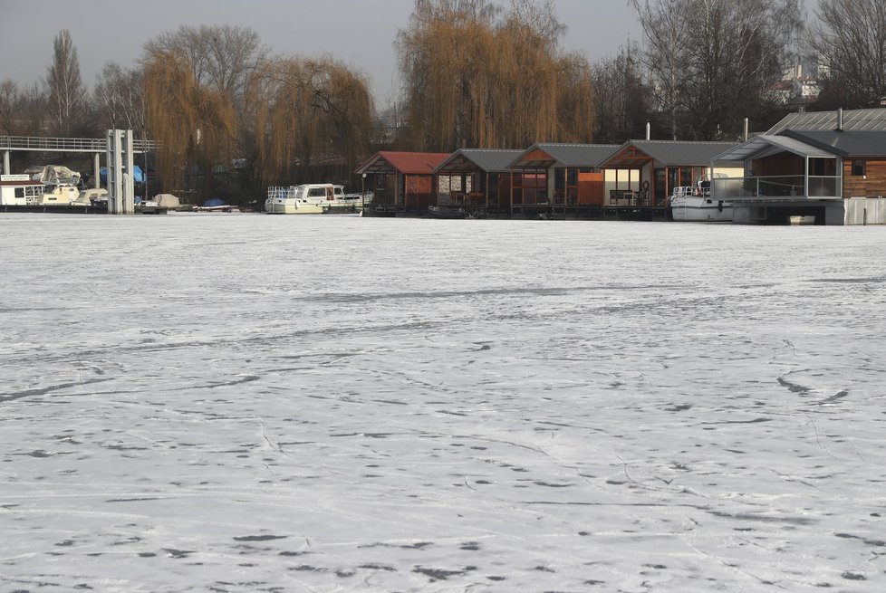 Vltava v Praze se proměnila v kluziště.