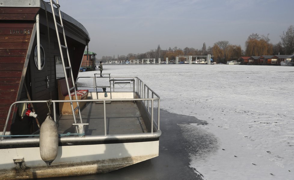 Vltava v Praze se proměnila v kluziště.