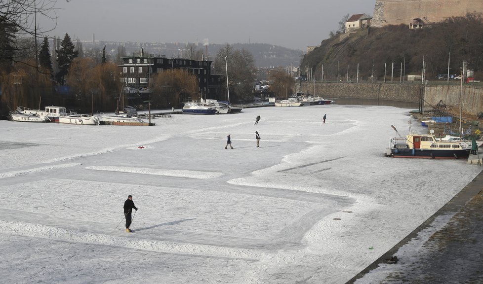 Vltava v Praze se proměnila v kluziště.