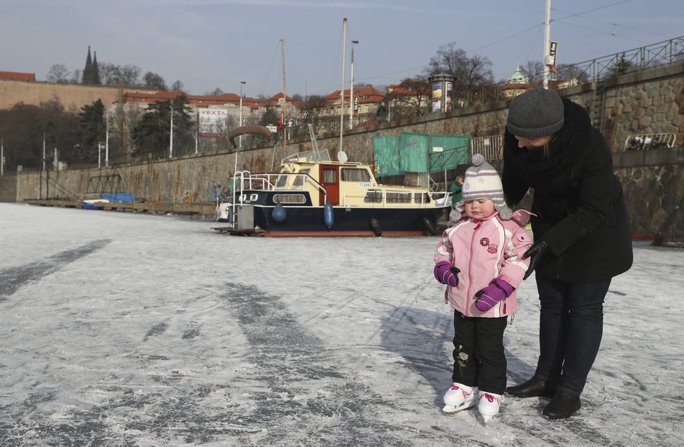 Vltava v Praze se proměnila v kluziště.