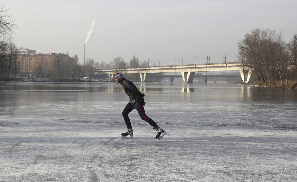 Vltava v Praze se proměnila v kluziště.