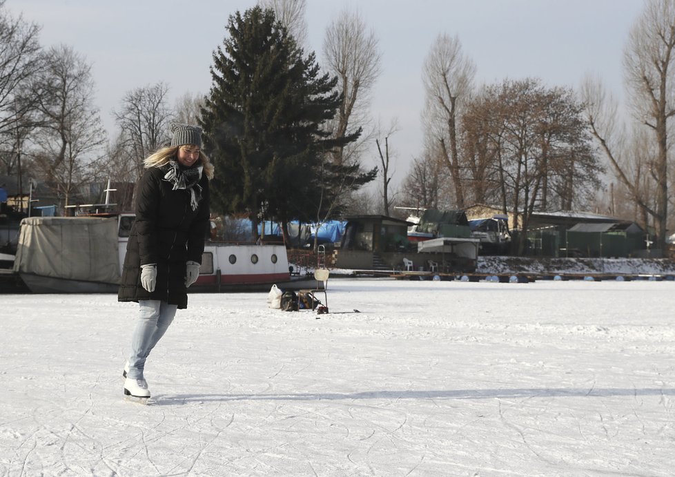 Vltava v Praze se proměnila v kluziště.