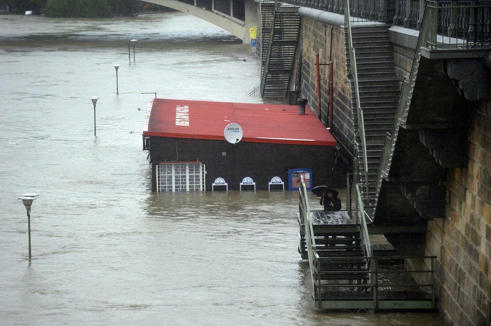 Povodně 2013: Zaplavená restaurace na náplavce na Rašínově nábřeží