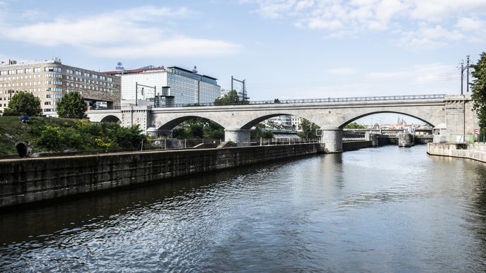 Již zrekonstruovaný Negrelliho viadukt protíná Štvanici. Nově se plánuje ostrov zpřístupnit novou lávkou pro pěší a cyklisty.