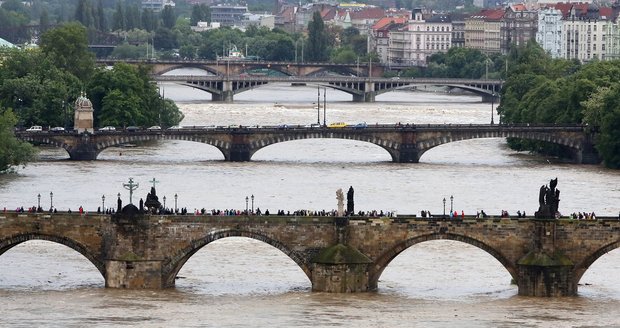 Hladina Vltavy v Praze stále stoupá
