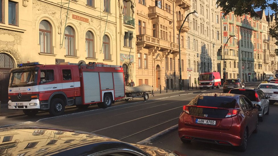 Hasiči zasahují u Galerie Mánes, Vltava se tam zbarvila do ruda.