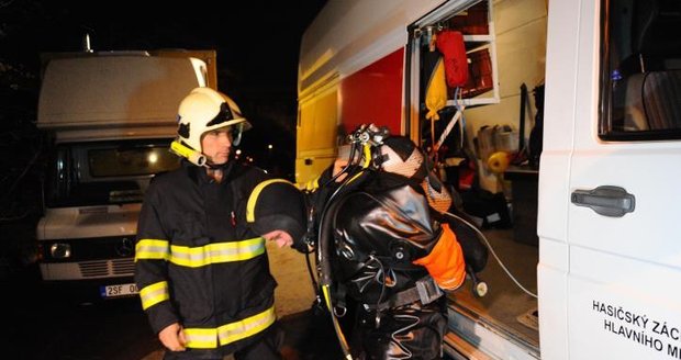 Na Štvanici sjelo auto do Vltavy, vyprošťovali ho hasiči