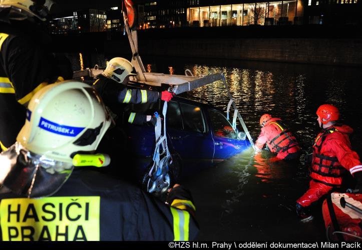 Na Štvanici sjelo auto do Vltavy, vyprošťovali ho hasiči