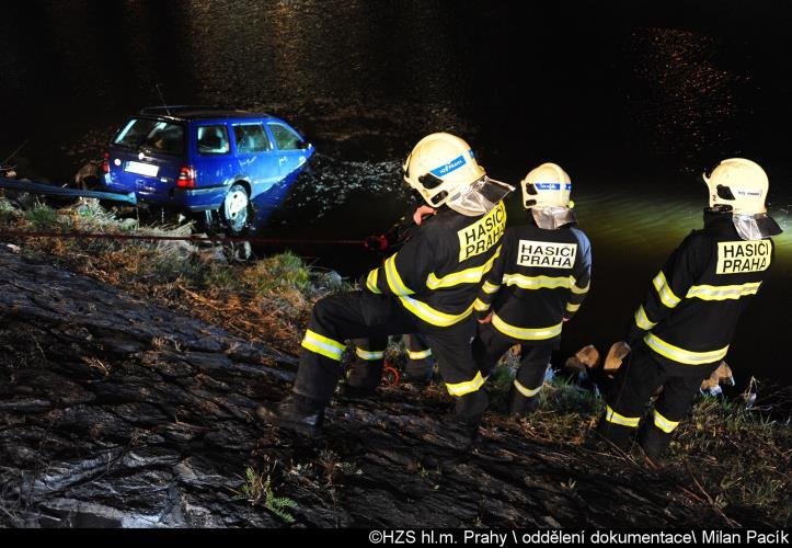 Na Štvanici sjelo auto do Vltavy, vyprošťovali ho hasiči