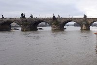 Žena (25) skočila z Karlova mostu, chtěla se utopit