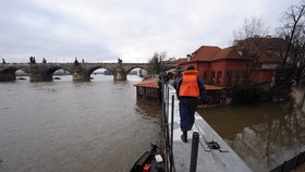 Operní pěvec doplaval za šest dní z Písku do Prahy  