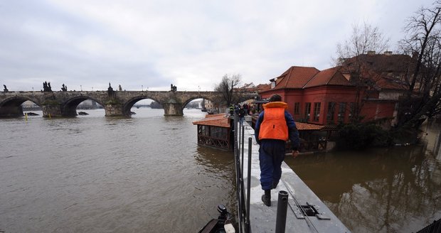 Operní pěvec doplaval za šest dní z Písku do Prahy  