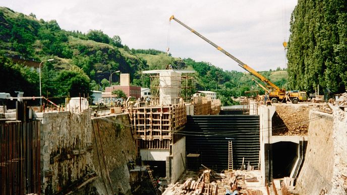 Vodní dílo Troja–Podbaba: Při rekonstrukci plaveních komor v roce 1996 byly zřízeny dvě vodní elektrárny v bočních zdech větší komory.