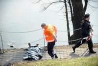 Muž (+57) skočil do Vltavy: Lidé ho zachraňovali z tramvaje