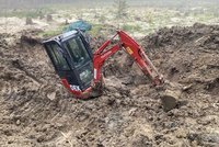 Kopáč vltavínů si půjčil rypadlo, ale zle pochodil: Bagr utopil v bahně!