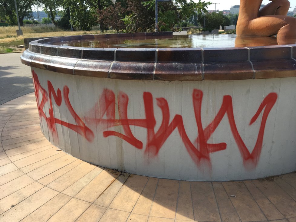 Zrestaurovanou fontánu Faun a Vltava na Vltavské poničil vandal.